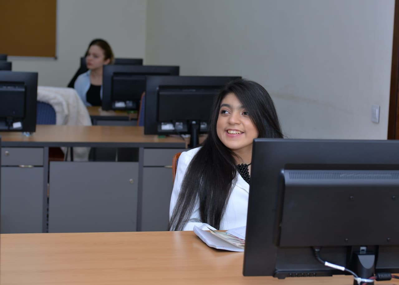 10 yaşında təhsilə başladı,