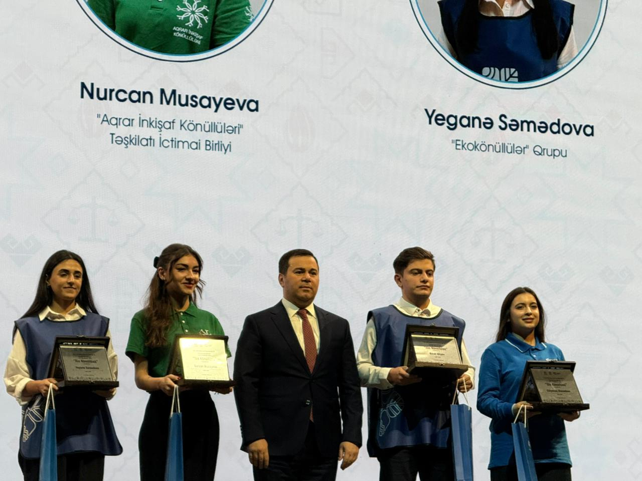 Könüllülər “İlin Könüllüsü” mükafatı ilə təltif ediliblər