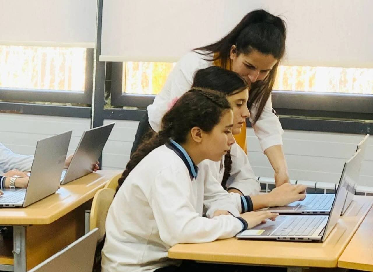 Kəlbəcərdəki ilk məktəbin bütün şagirdləri kompüterlə təmin olunub