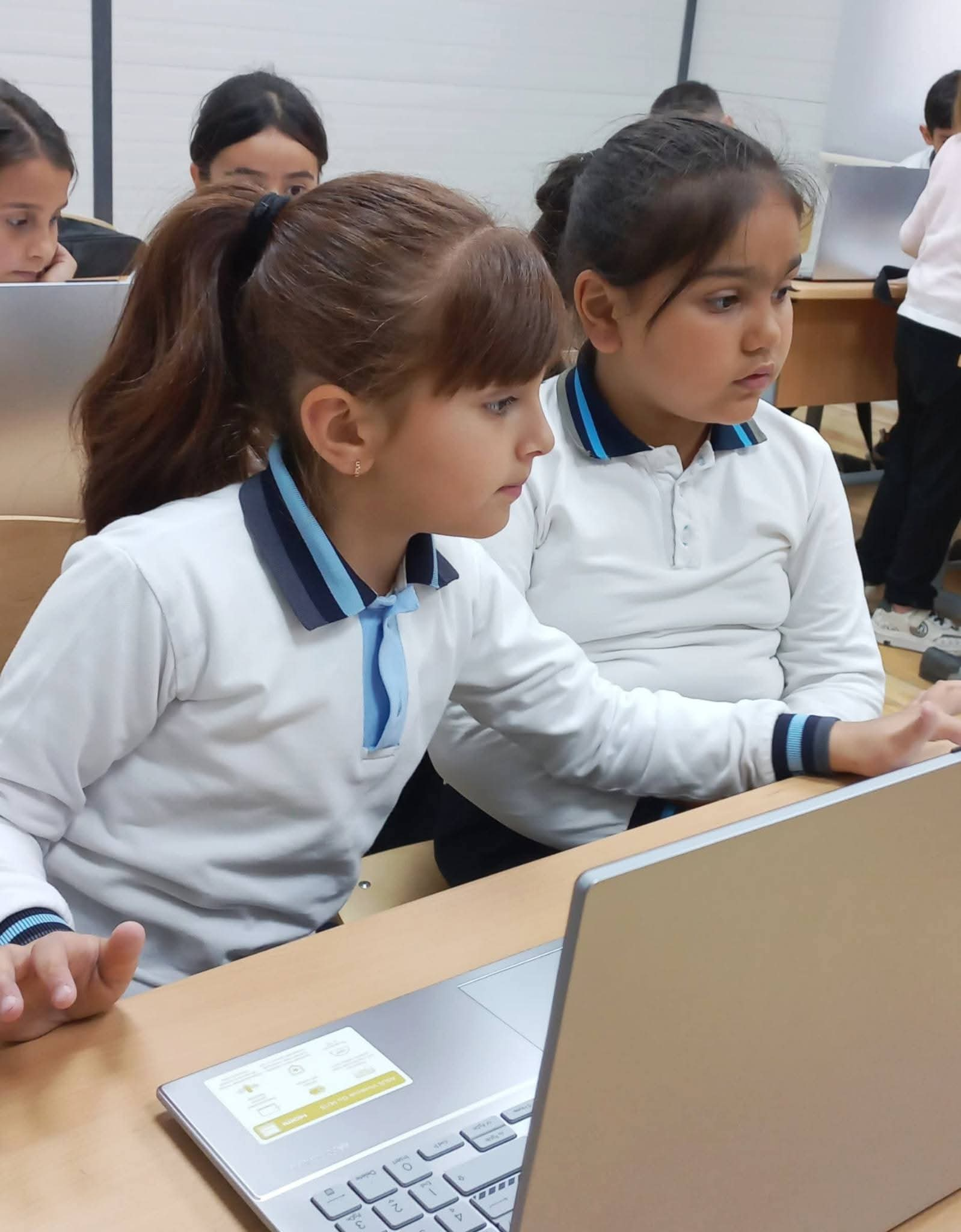 Kəlbəcərdəki ilk məktəbin bütün şagirdləri kompüterlə təmin olunub