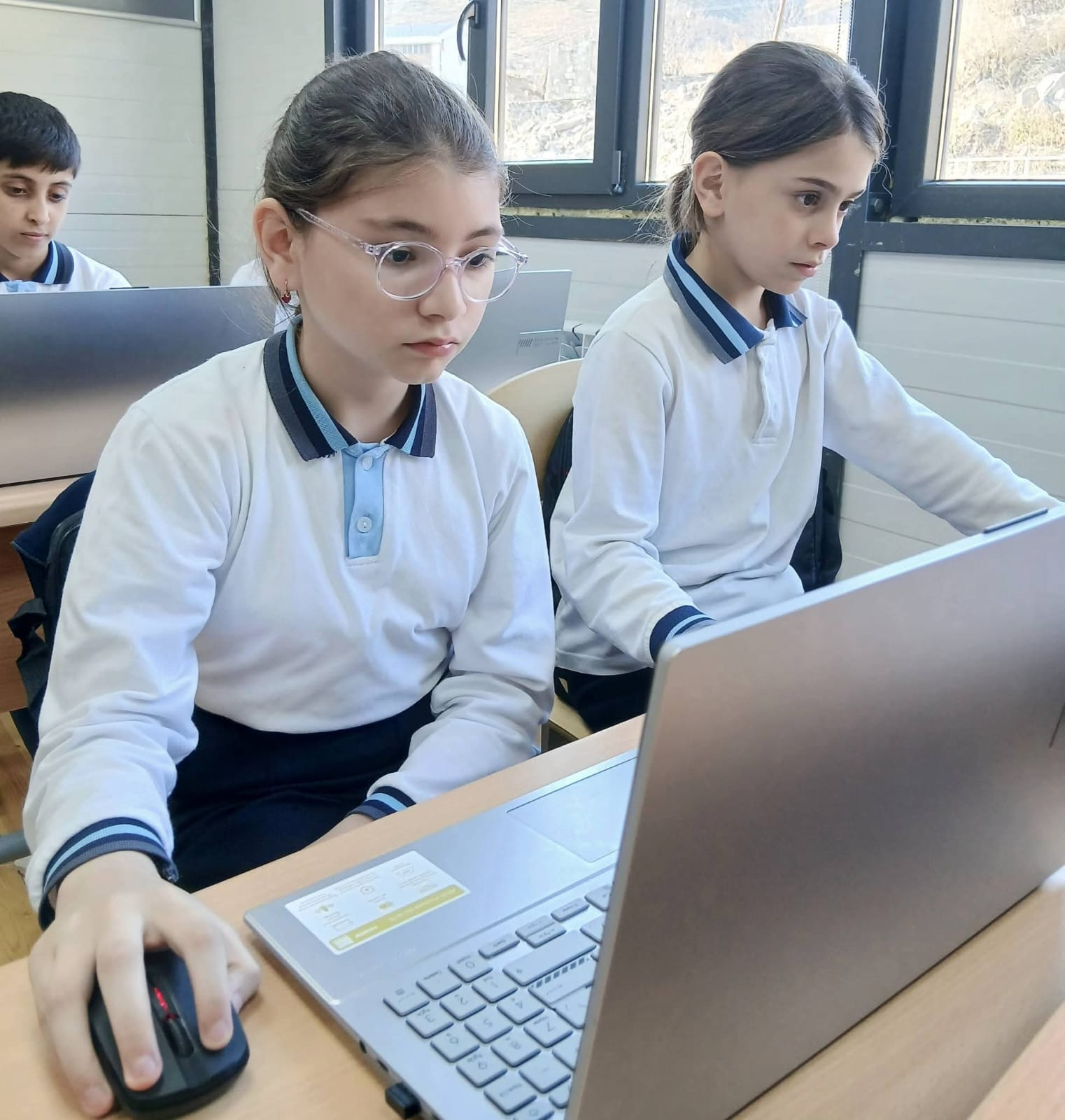 Kəlbəcərdəki ilk məktəbin bütün şagirdləri kompüterlə təmin olunub