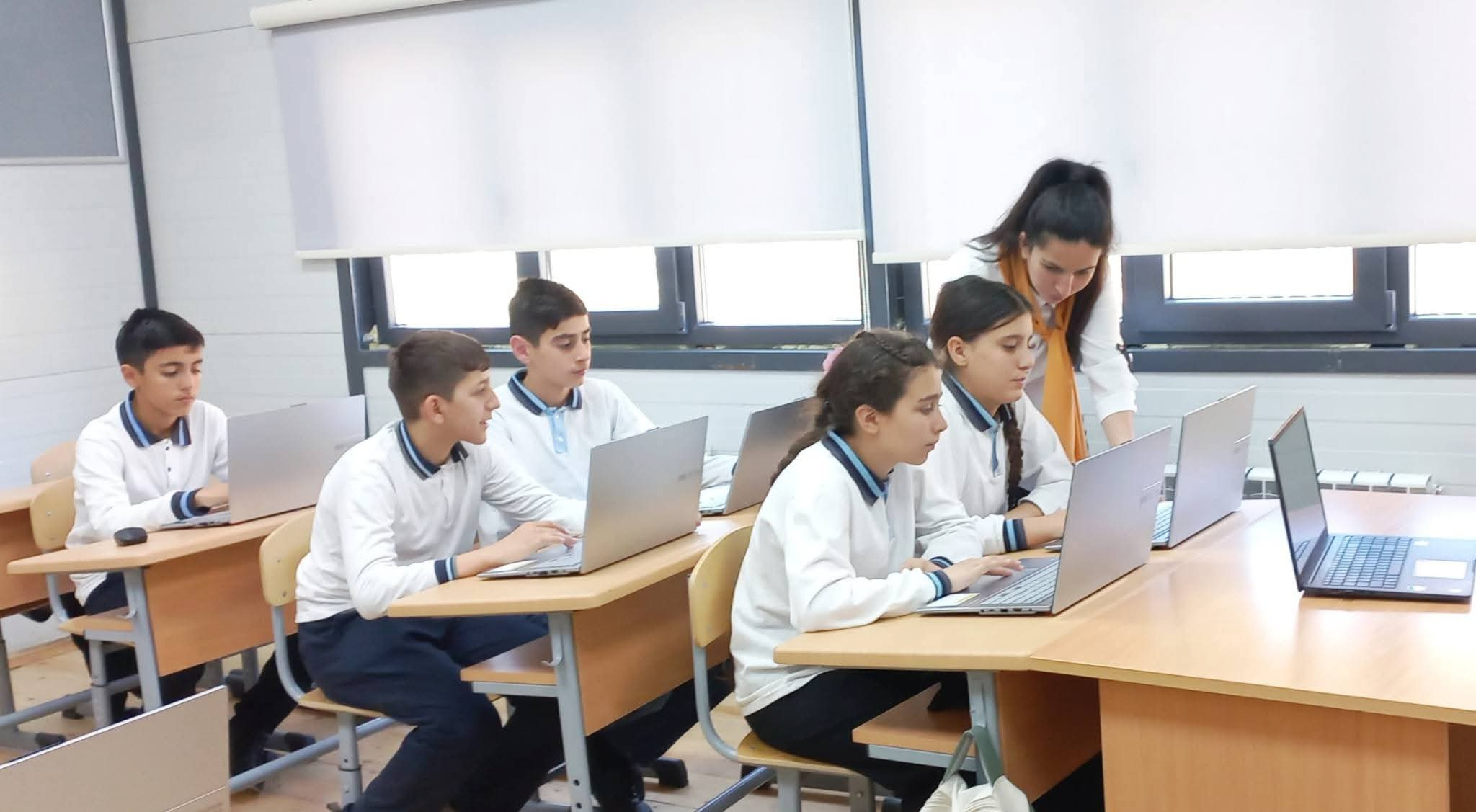 Kəlbəcərdəki ilk məktəbin bütün şagirdləri kompüterlə təmin olunub