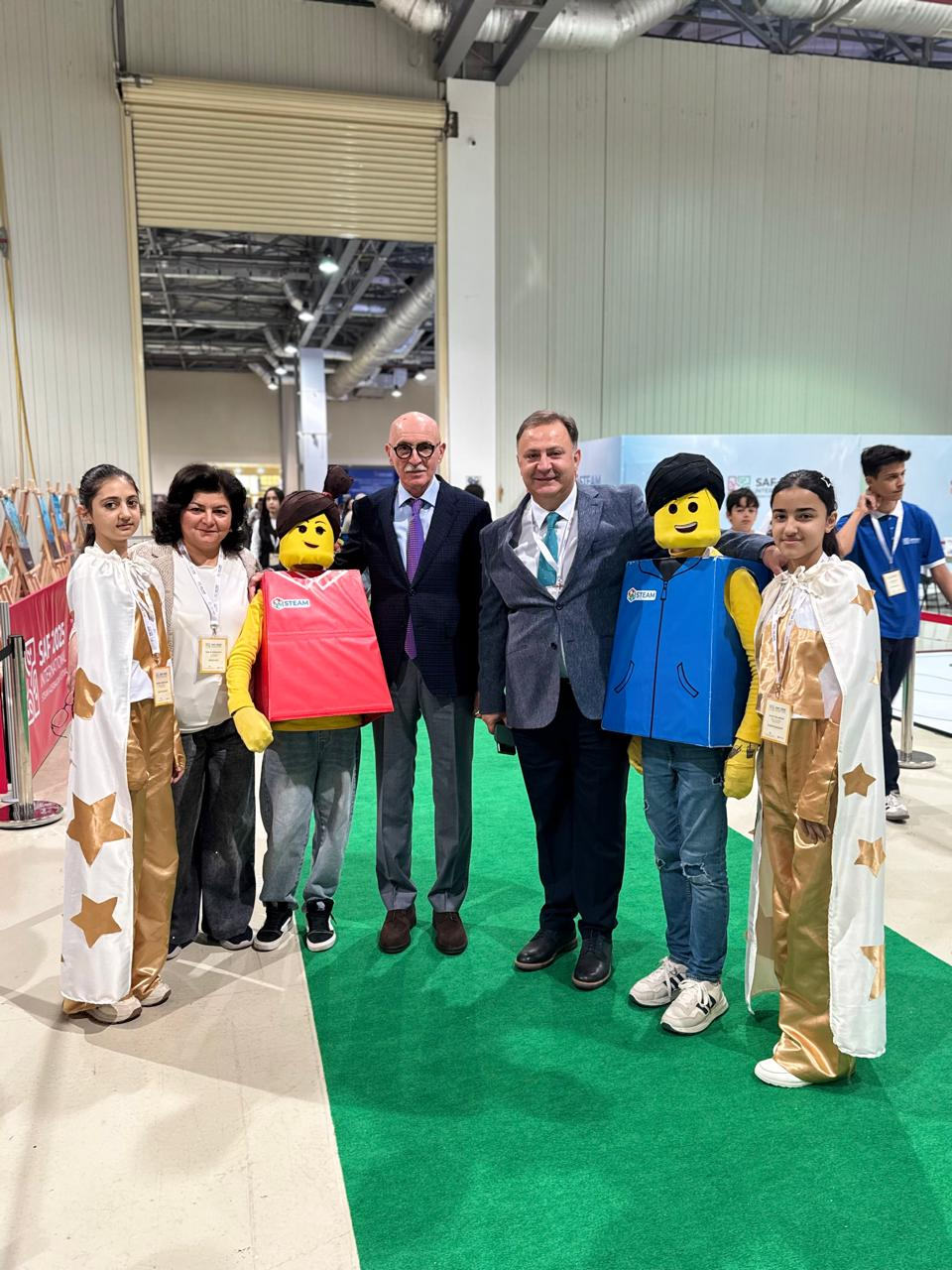 30 dəqiqə qalmış afişanın üzərinə su töküldü