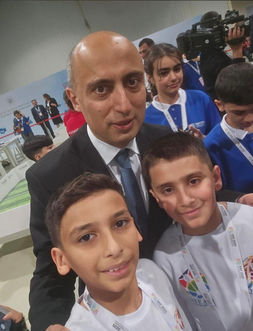 30 dəqiqə qalmış afişanın üzərinə su töküldü