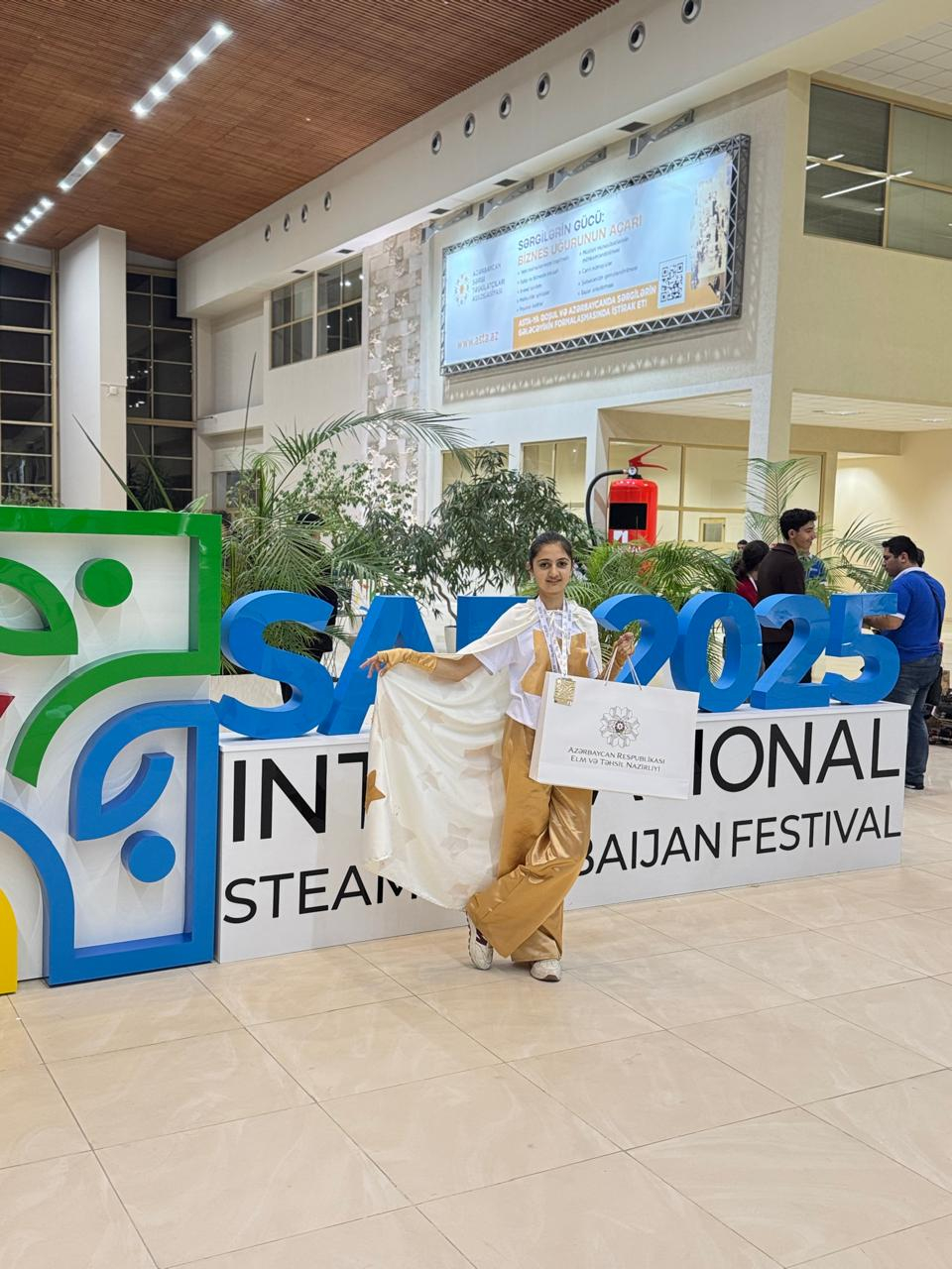 30 dəqiqə qalmış afişanın üzərinə su töküldü