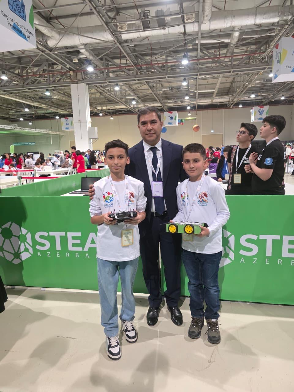 30 dəqiqə qalmış afişanın üzərinə su töküldü