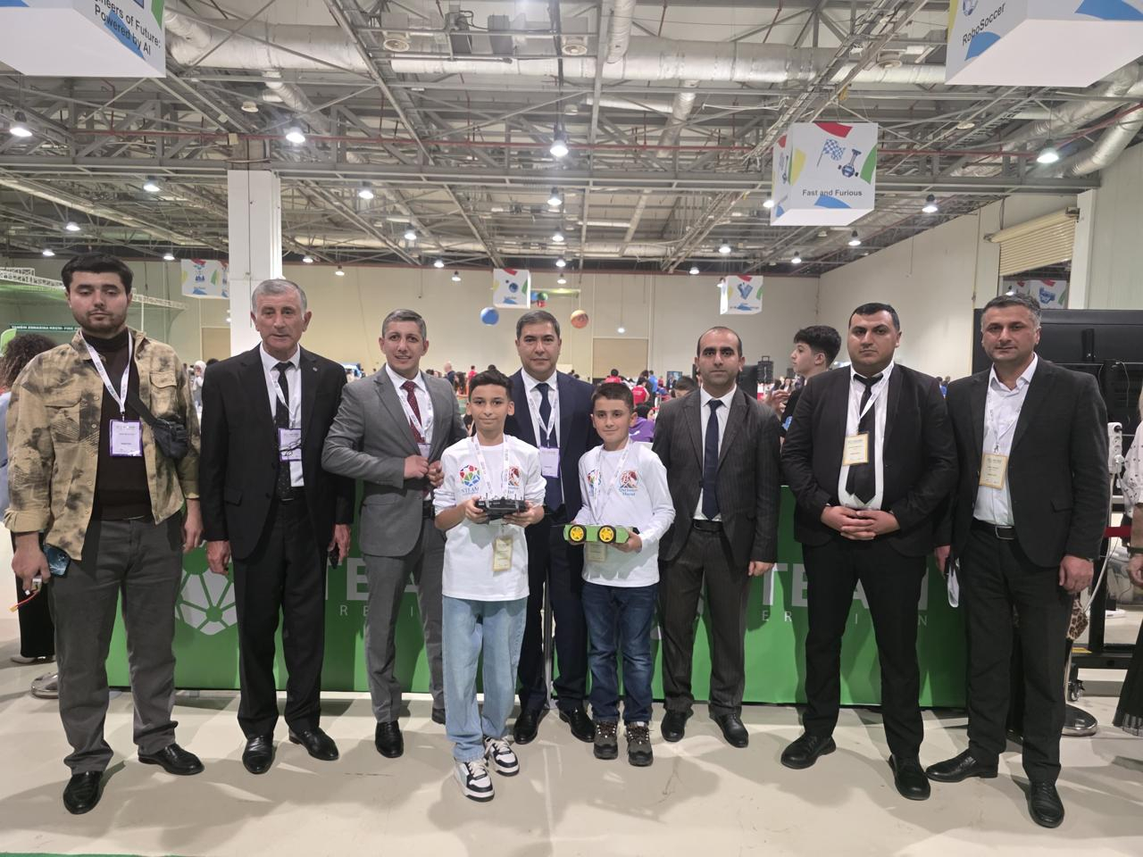 30 dəqiqə qalmış afişanın üzərinə su töküldü