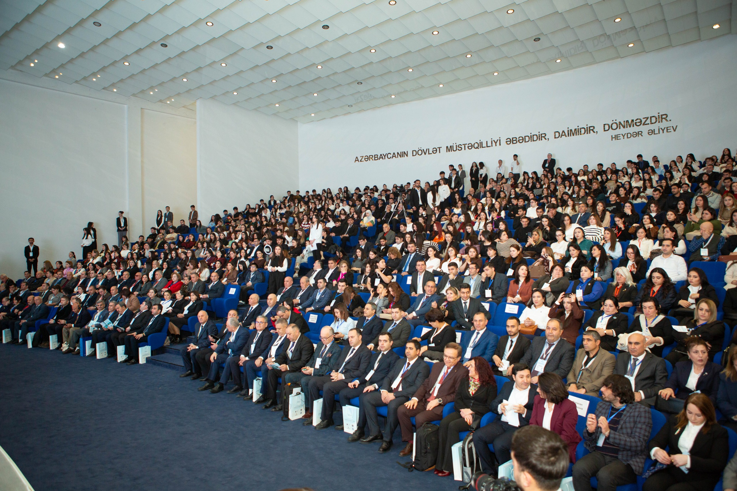 “Davamlı İnkişaf Strategiyası: Qlobal trendlər, milli təcrübələr və yeni hədəflər” adlı III Beynəlxalq Konfrans öz işinə başlayıb