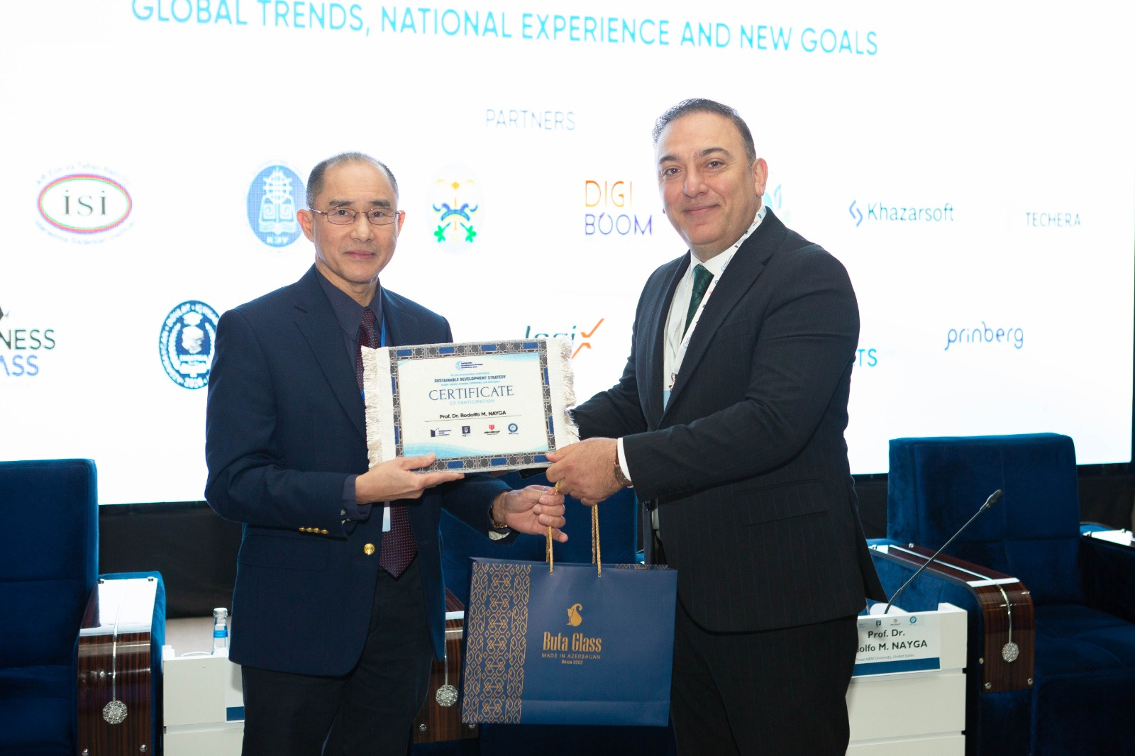 “Davamlı İnkişaf Strategiyası: Qlobal trendlər, milli təcrübələr və yeni hədəflər” adlı III Beynəlxalq Konfrans öz işinə başlayıb