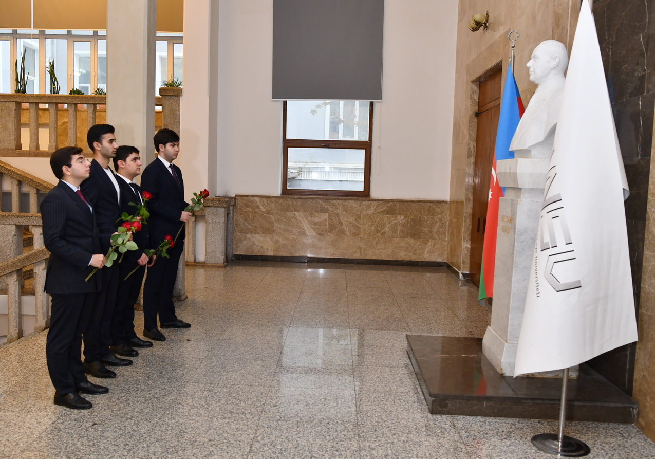 ADNSU-da Heydər Əliyevin anım gününə həsr olunmuş "dəyirmi masa" keçirilib