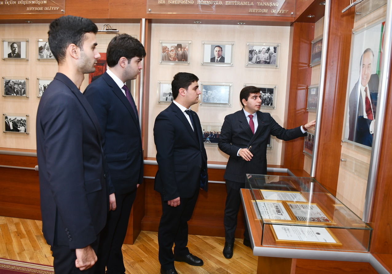 ADNSU-da Heydər Əliyevin anım gününə həsr olunmuş "dəyirmi masa" keçirilib