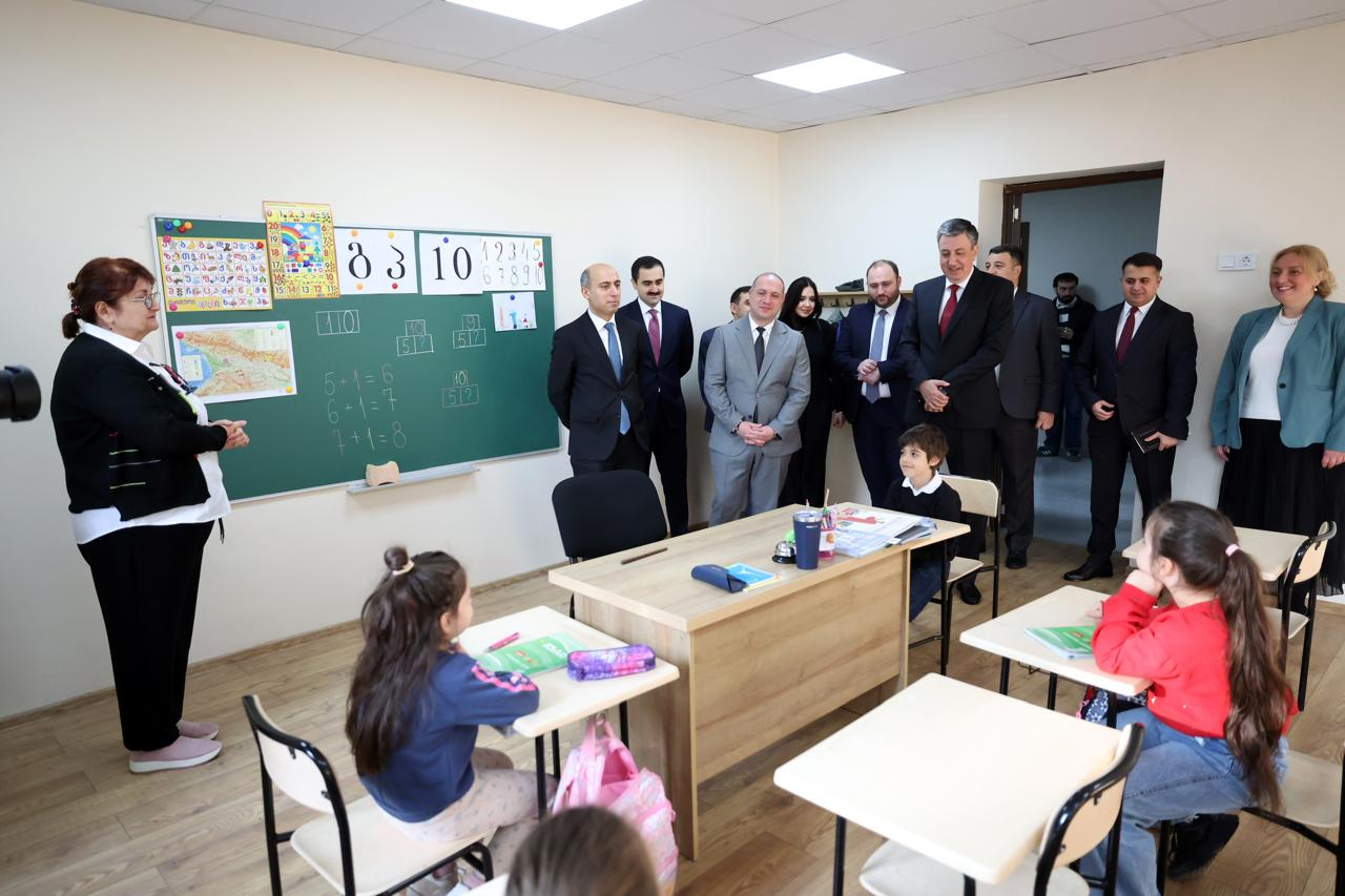 Emin Əmrullayev Gürcüstanda 53 nömrəli məktəbə səfər edib