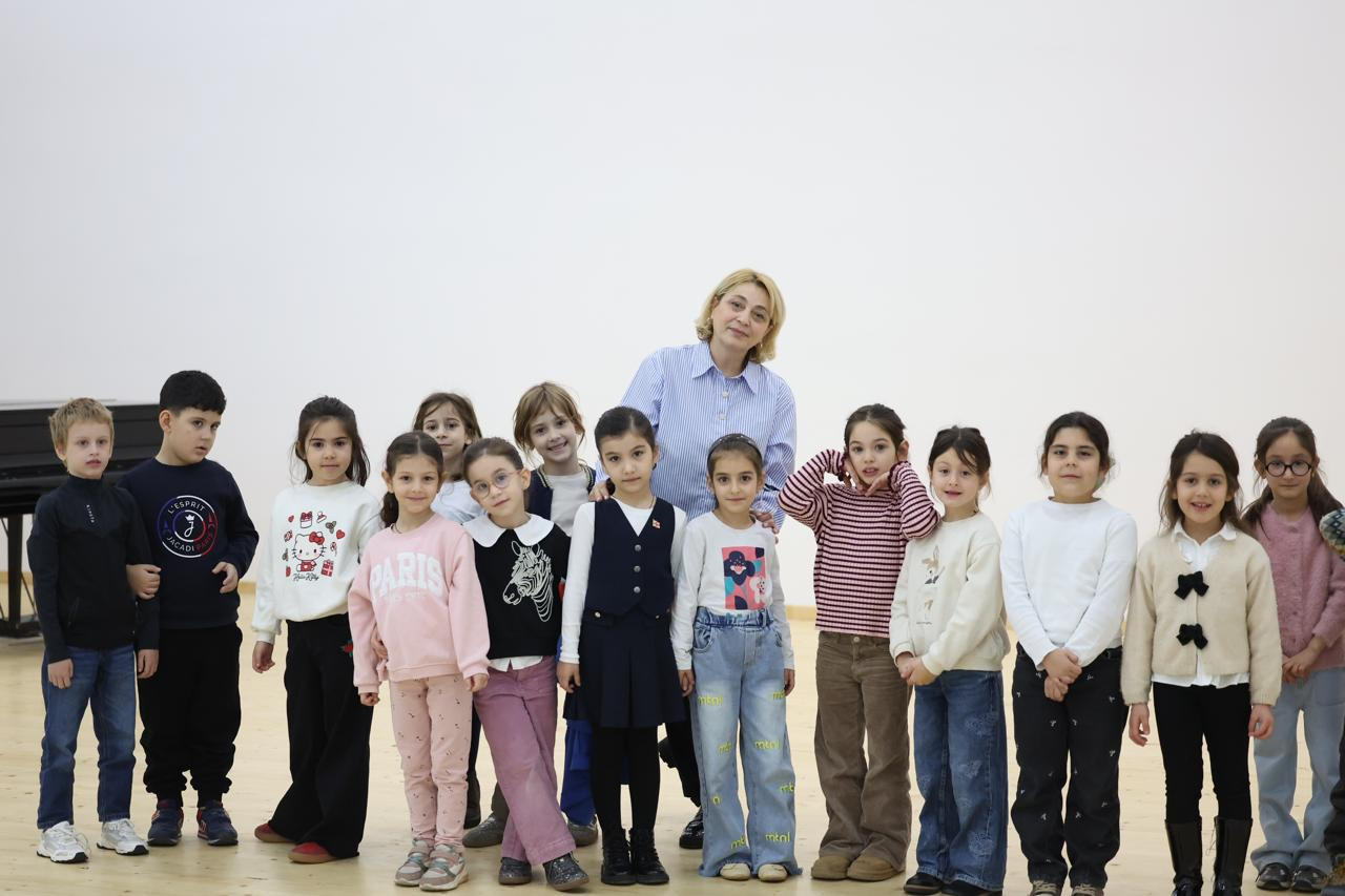 Emin Əmrullayev Gürcüstanda 53 nömrəli məktəbə səfər edib