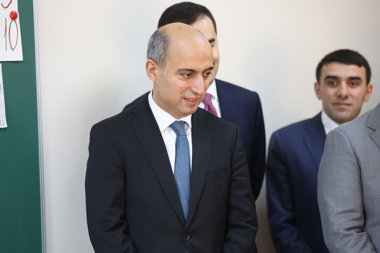 Emin Əmrullayev Gürcüstanda 53 nömrəli məktəbə səfər edib