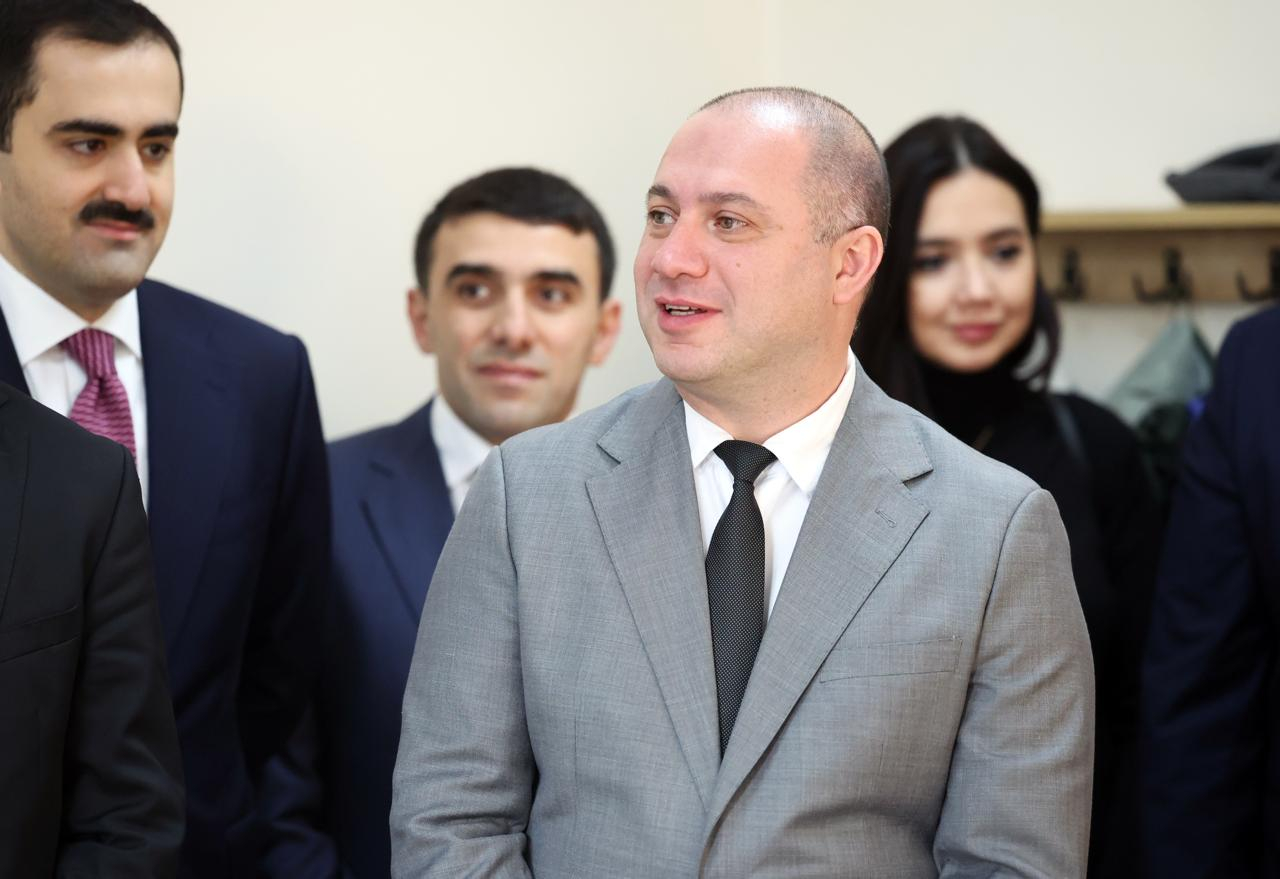 Emin Əmrullayev Gürcüstanda 53 nömrəli məktəbə səfər edib