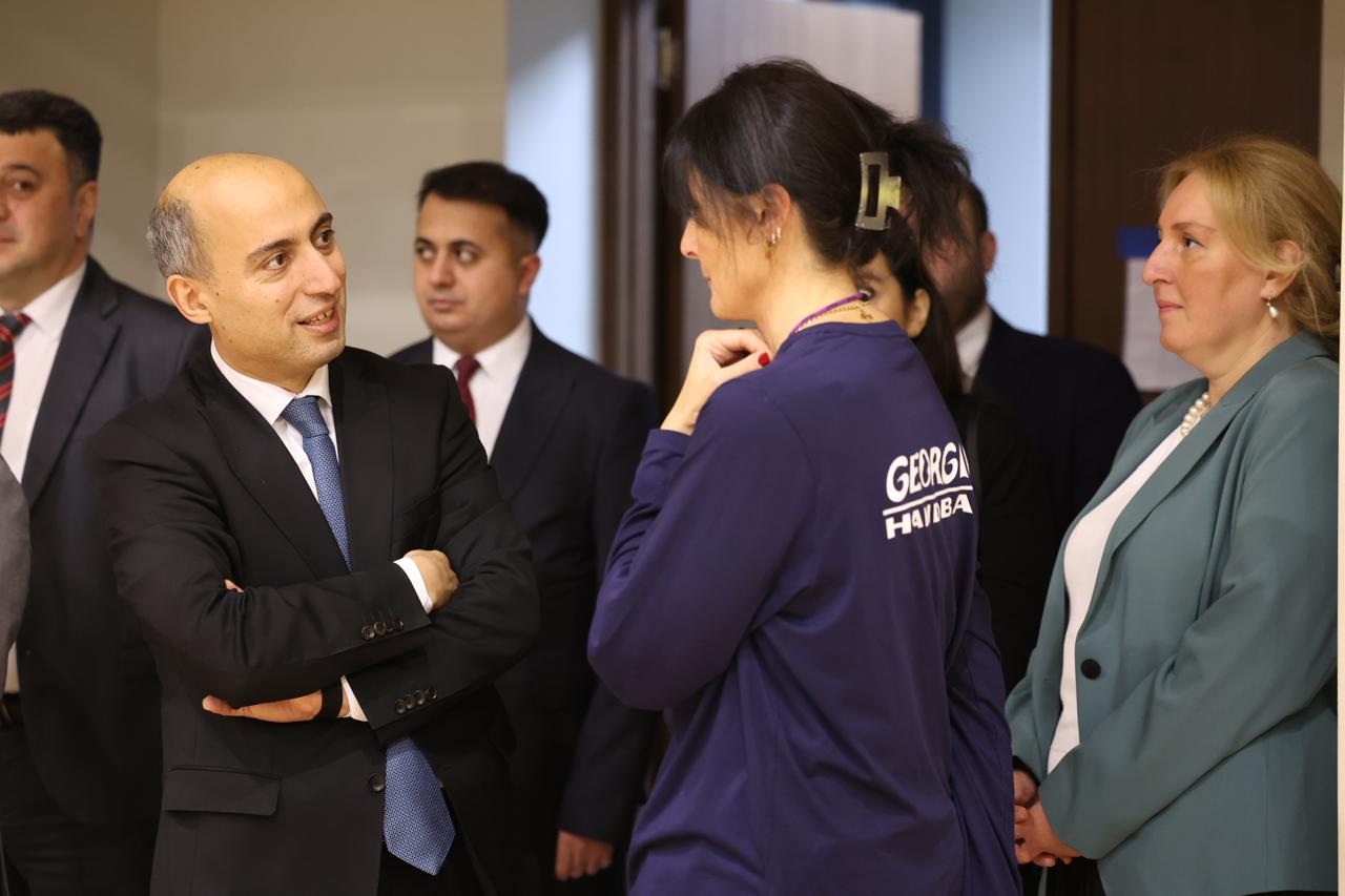 Emin Əmrullayev Gürcüstanda 53 nömrəli məktəbə səfər edib