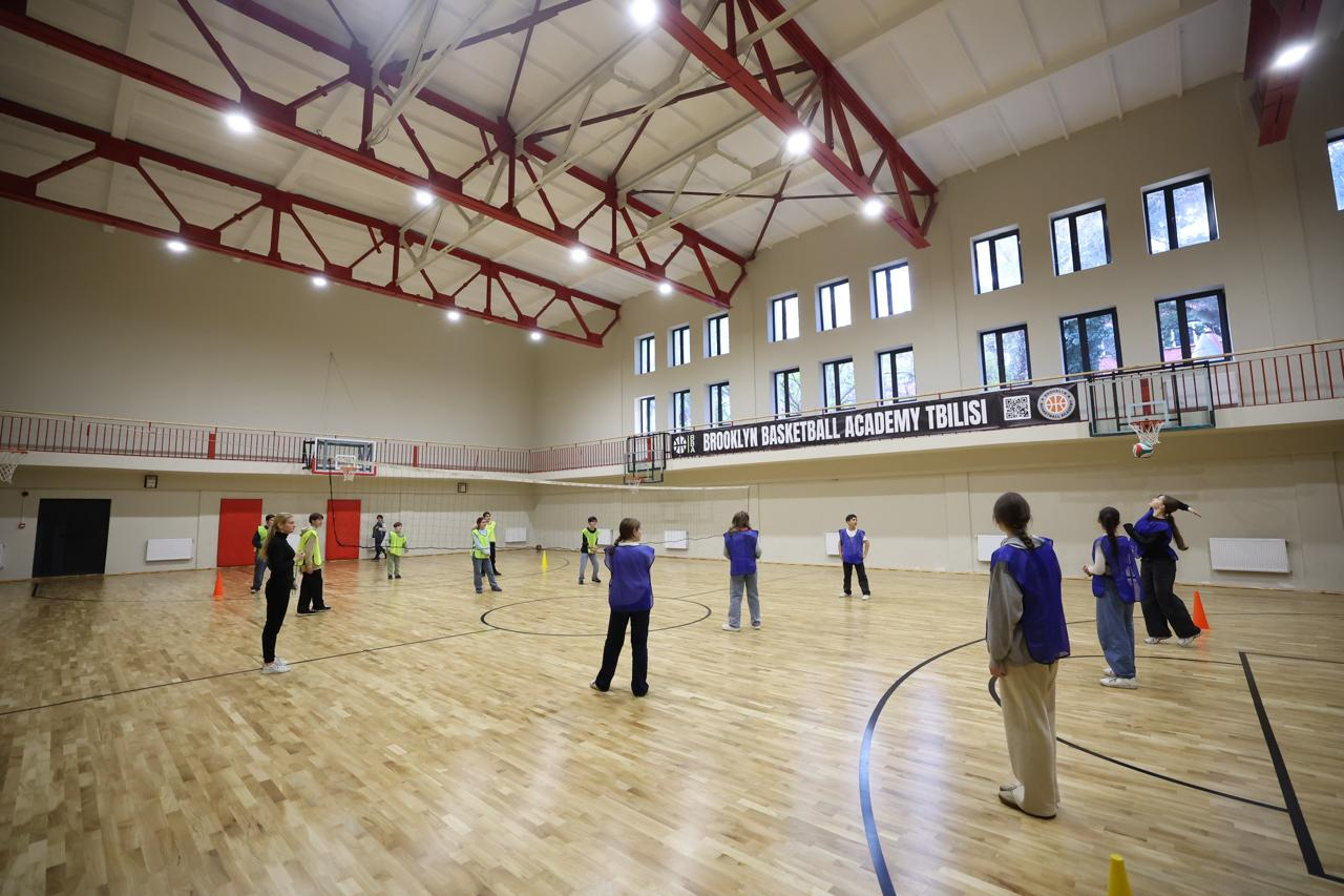 Emin Əmrullayev Gürcüstanda 53 nömrəli məktəbə səfər edib