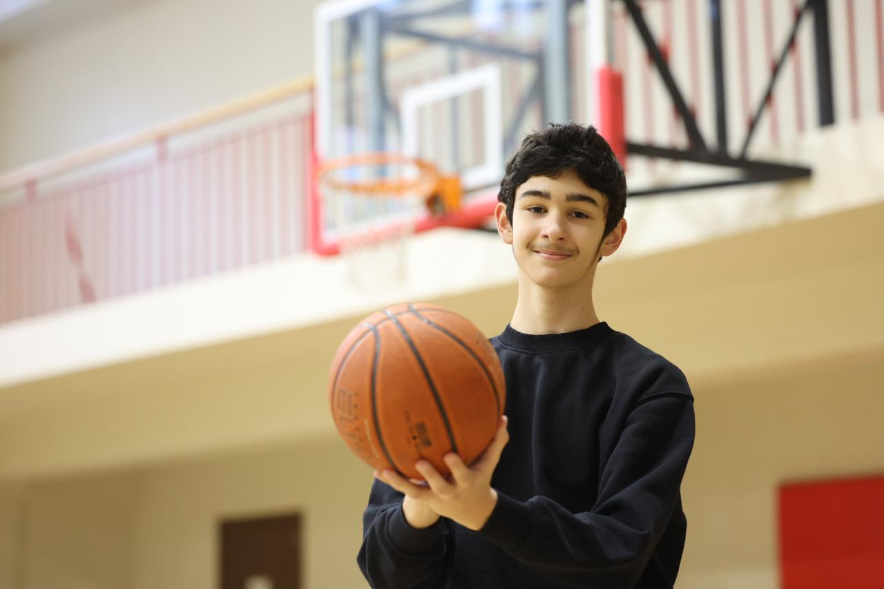 Emin Əmrullayev Gürcüstanda 53 nömrəli məktəbə səfər edib