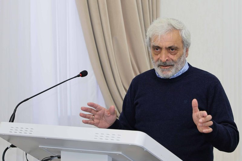 Kembric Universitetinin professoru UNEC-də gənc tədqiqatçılarla görüşüb