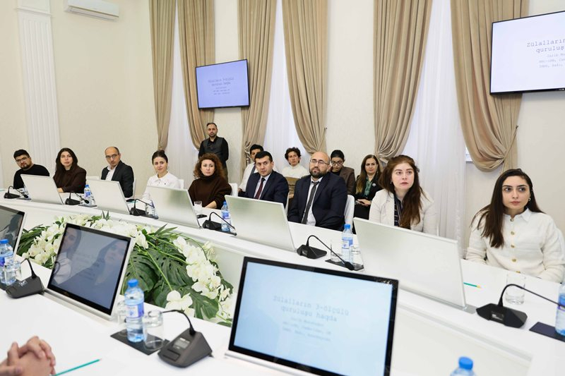 Kembric Universitetinin professoru UNEC-də gənc tədqiqatçılarla görüşüb