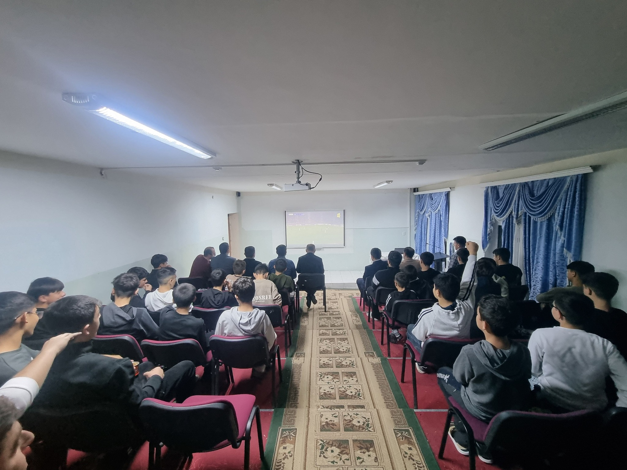 Təhsil idarəsinin nümayəndələri "Qarabağ"ın oyununu şagirdlərlə birgə izləyiblər