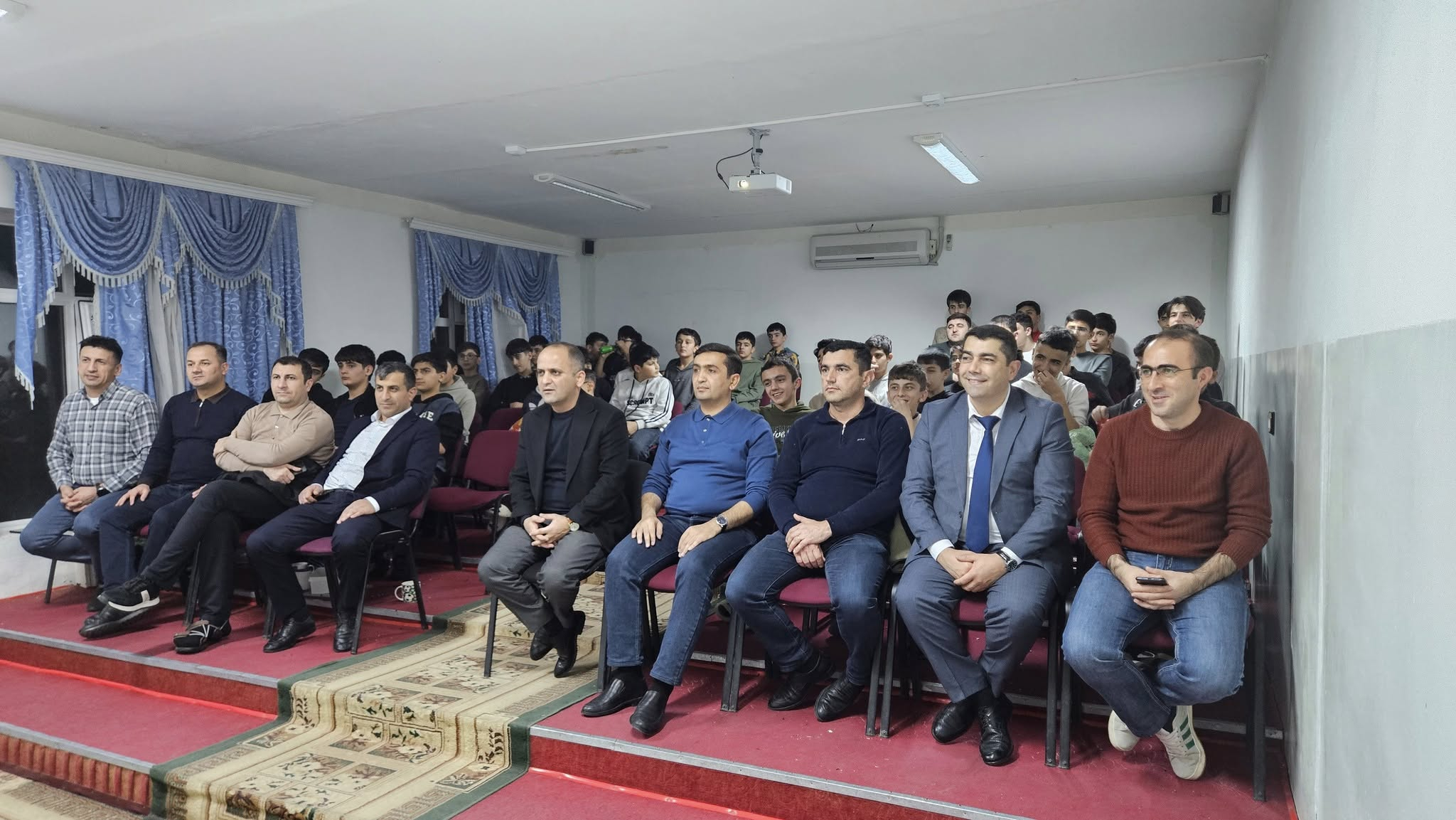 Təhsil idarəsinin nümayəndələri "Qarabağ"ın oyununu şagirdlərlə birgə izləyiblər