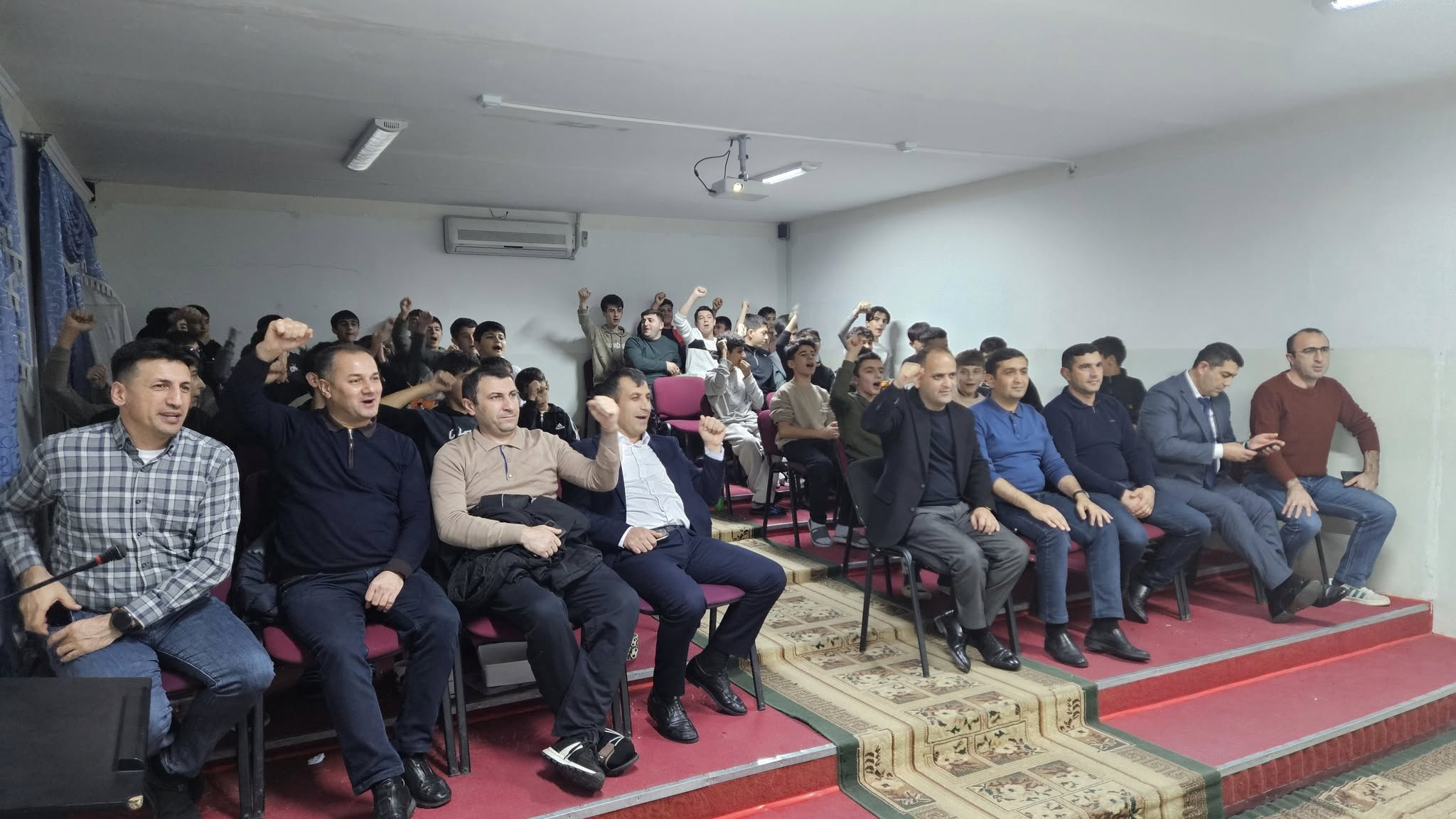 Təhsil idarəsinin nümayəndələri "Qarabağ"ın oyununu şagirdlərlə birgə izləyiblər
