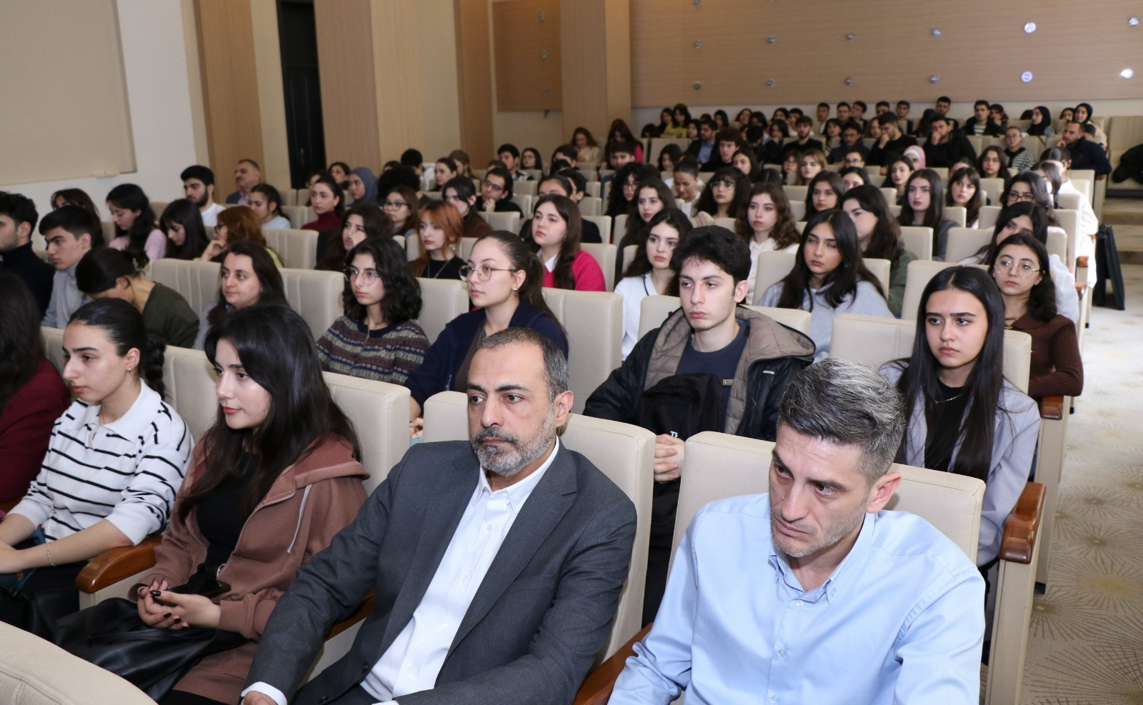 AzMİU-da “Azərbaycanda memarlıq təhsilinin dünəni, bu günü və gələcəyi” konfransı keçirilib