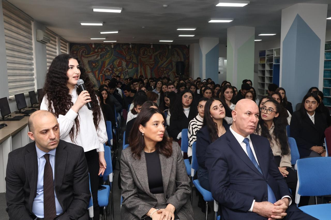 Nazir müavini BSU-nun tələbələri ilə görüşüb