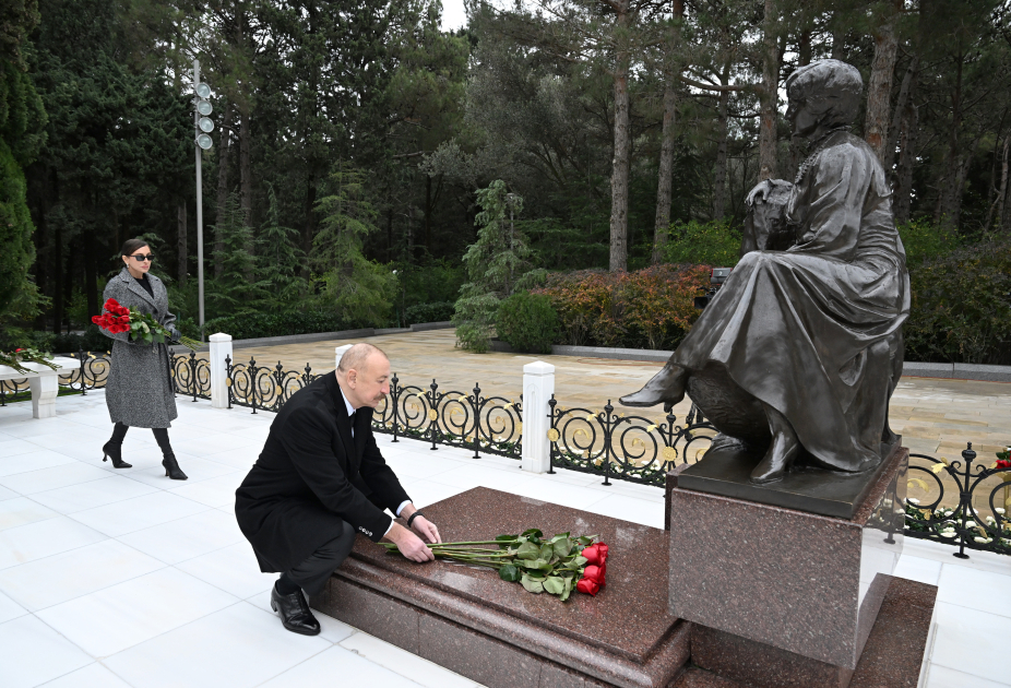 Prezident İlham Əliyev və birinci xanım Mehriban Əliyeva Ümummilli Lider Heydər Əliyevin məzarını ziyarət ediblər