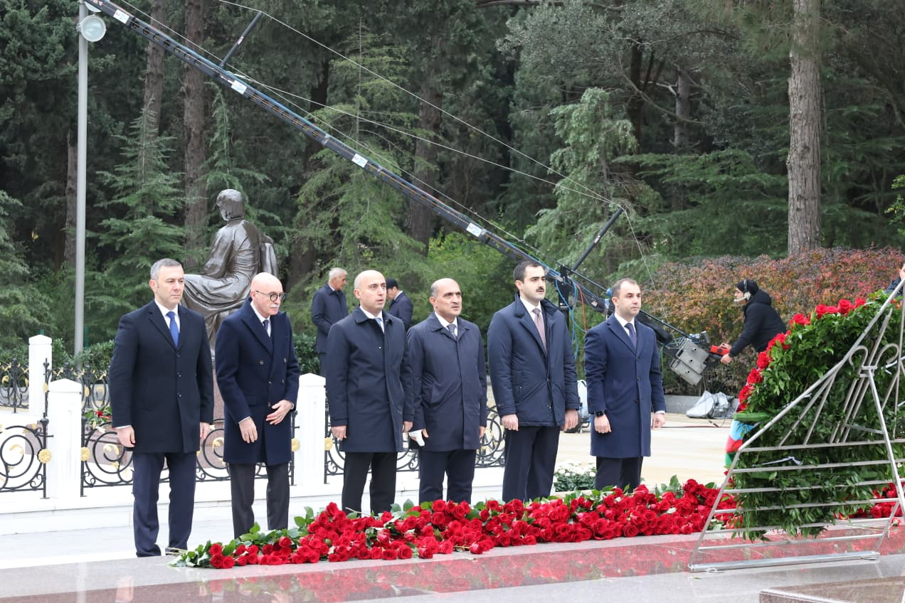 Elm və Təhsil Nazirliyinin kollektivi Heydər Əliyevin məzarını ziyarət edib