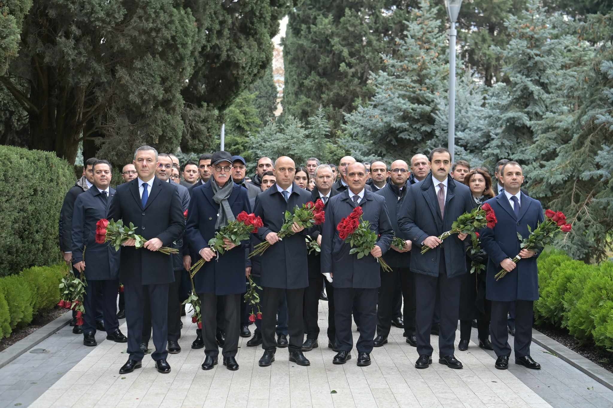 Elm və Təhsil Nazirliyinin kollektivi Heydər Əliyevin məzarını ziyarət edib