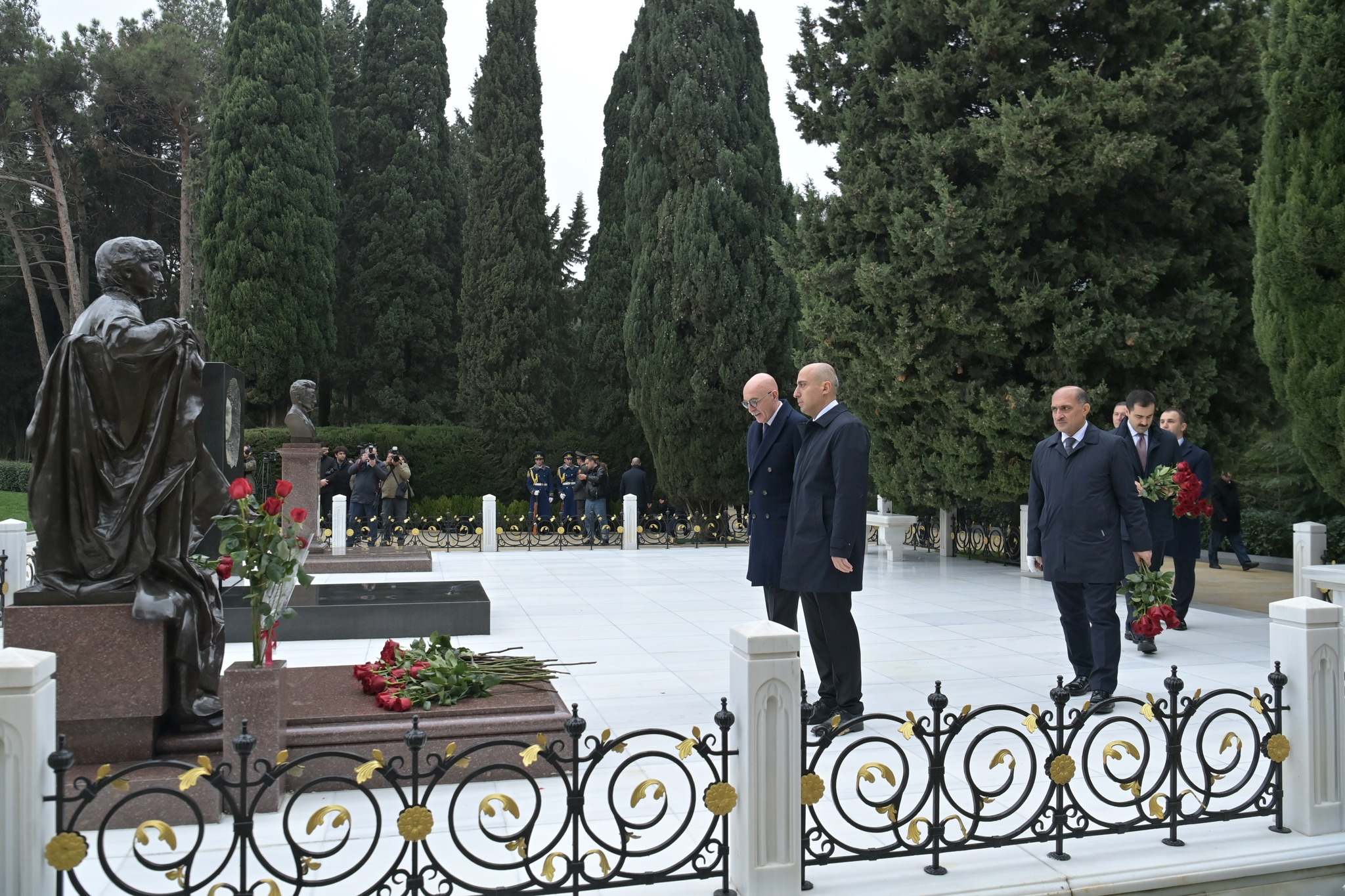 Elm və Təhsil Nazirliyinin kollektivi Heydər Əliyevin məzarını ziyarət edib