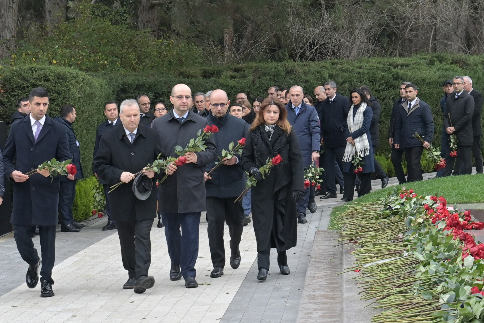 Elm və Təhsil Nazirliyinin kollektivi Heydər Əliyevin məzarını ziyarət edib