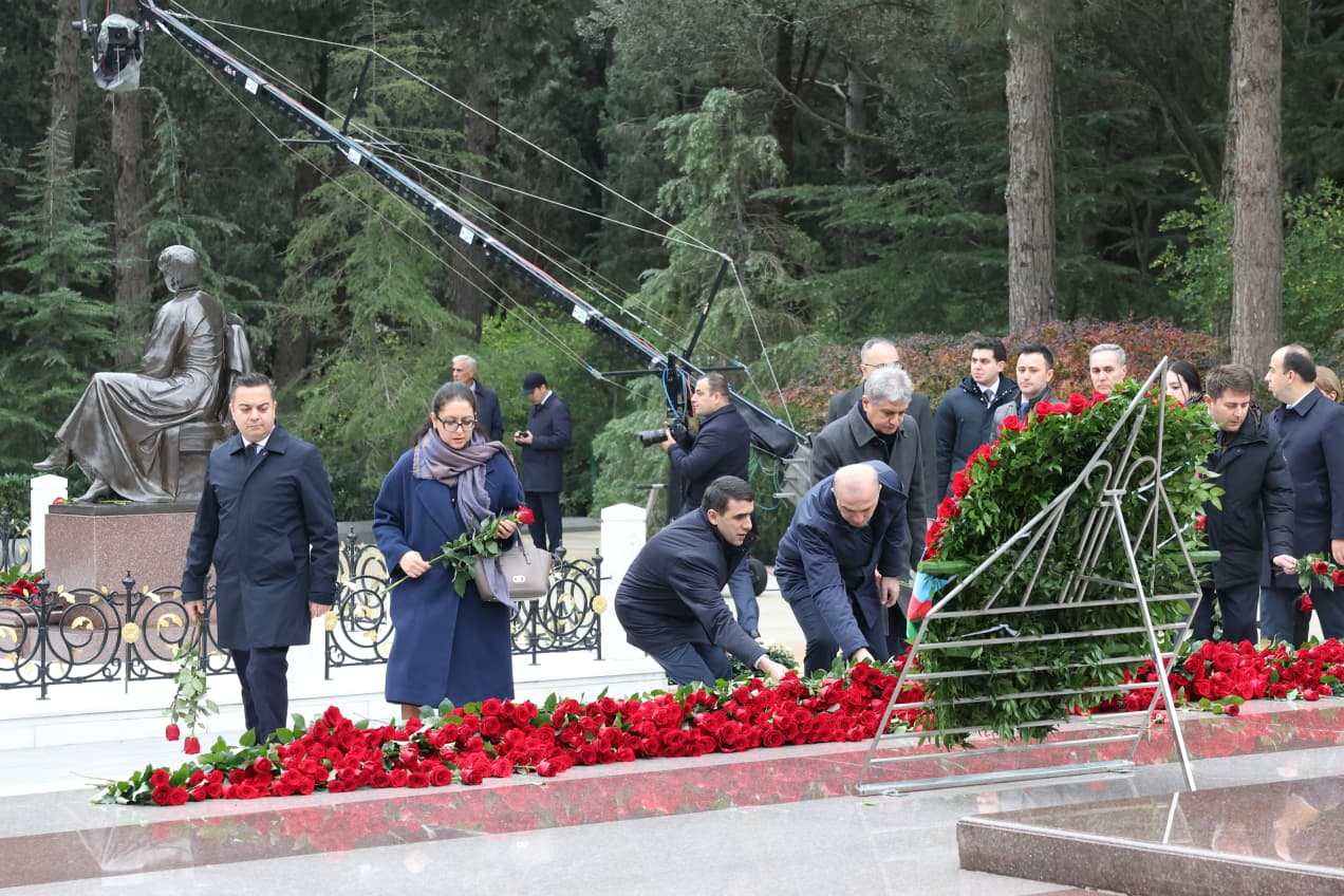 Elm və Təhsil Nazirliyinin kollektivi Heydər Əliyevin məzarını ziyarət edib