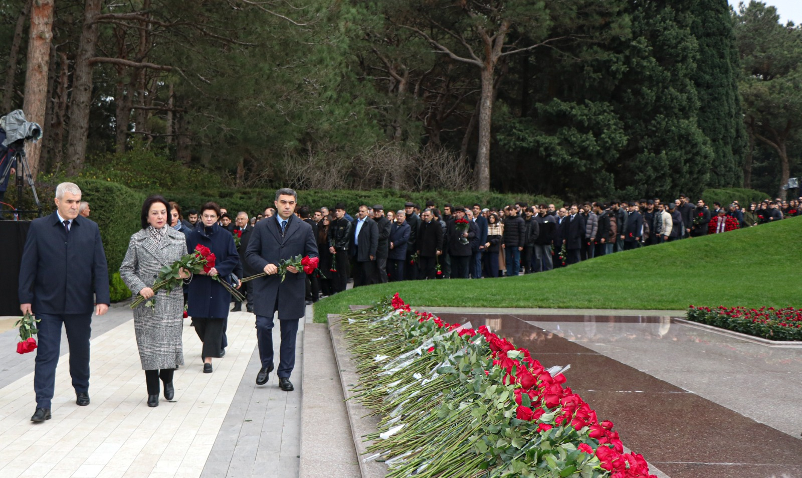 AzMİU-nun kollektivi Ümummilli Liderin məzarını ziyarət edib