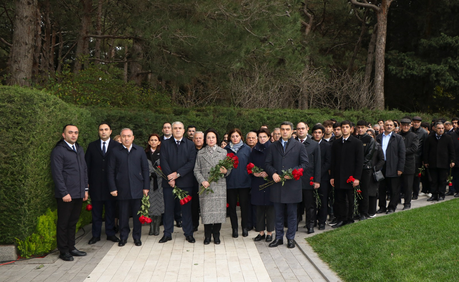 AzMİU-nun kollektivi Ümummilli Liderin məzarını ziyarət edib