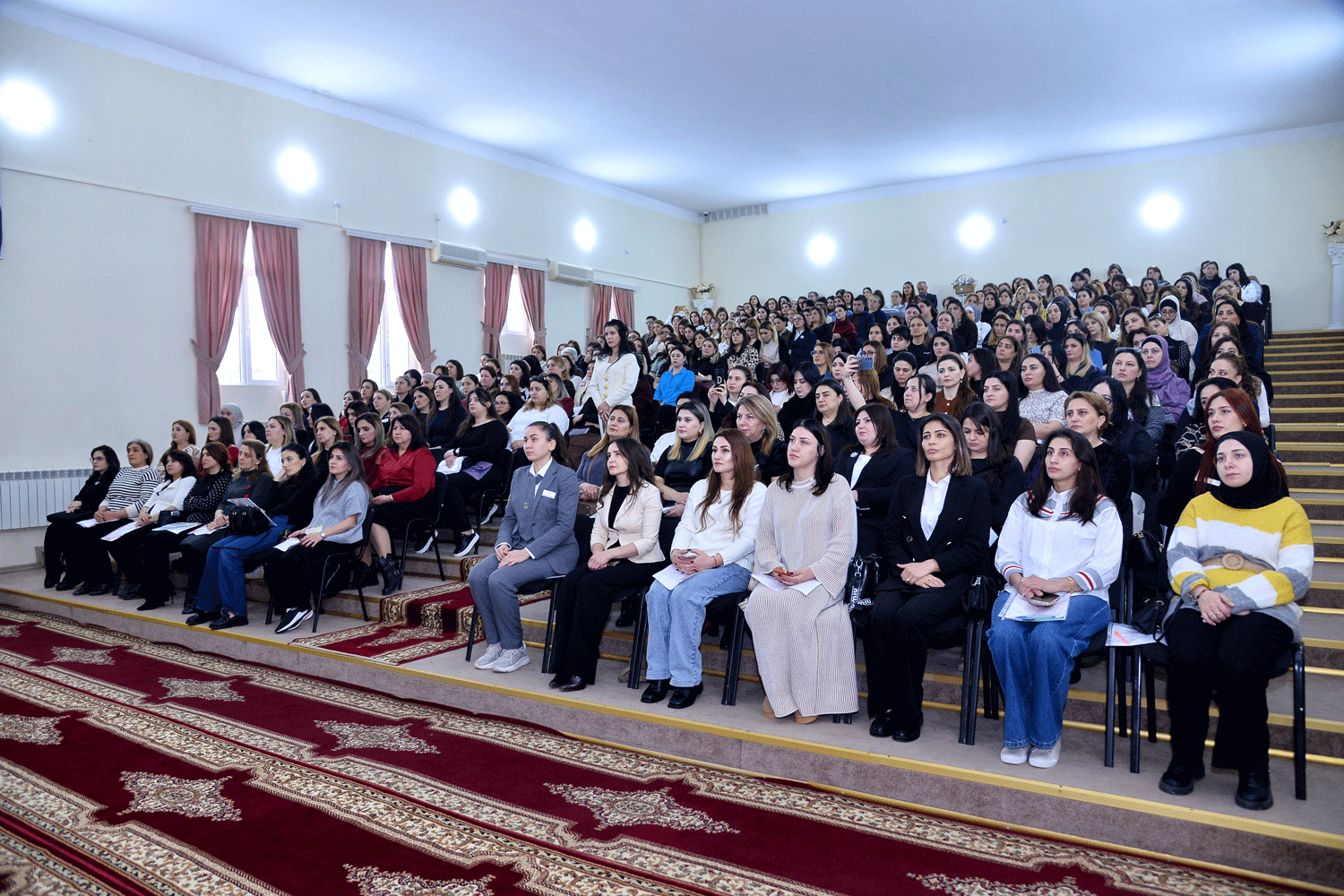 Valideyn konfransları davam edir