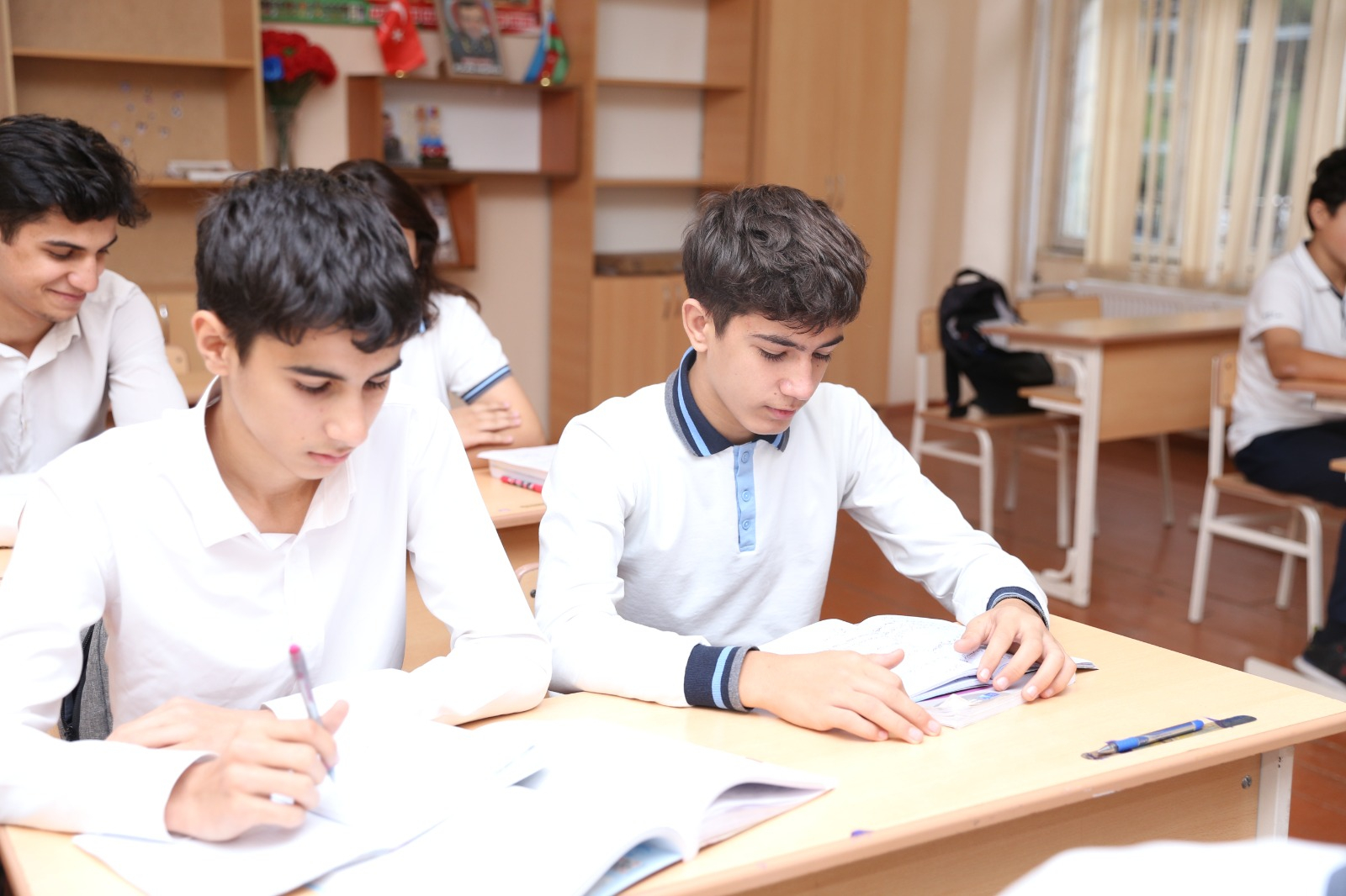 Eyni tədris proqramları ilə fəaliyyət göstərən məktəblərin nəticələri niyə fərqlənir?