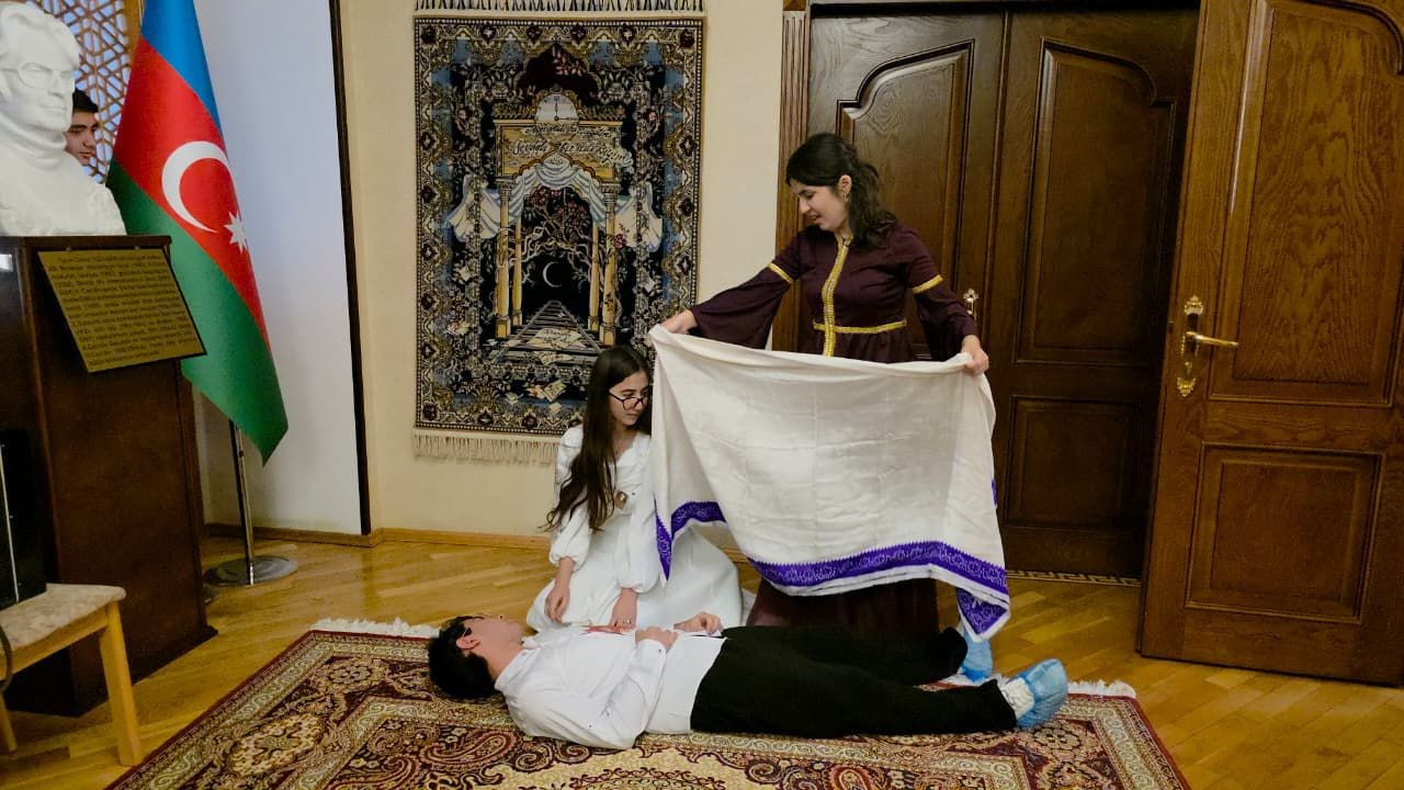 Göytəpə məktəbliləri Hüseyn Cavidin “Ana” pyesini ev muzeyində səhnələşdirdilər