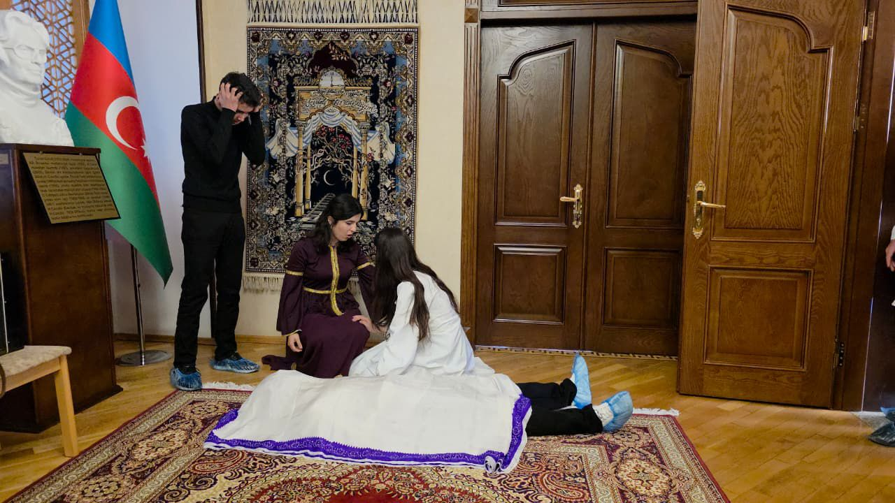 Göytəpə məktəbliləri Hüseyn Cavidin “Ana” pyesini ev muzeyində səhnələşdirdilər