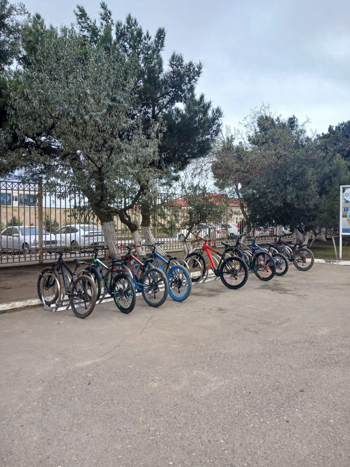 Bu məktəbdə şagirdlər üçün velosiped dayanacağı istifadəyə verilib