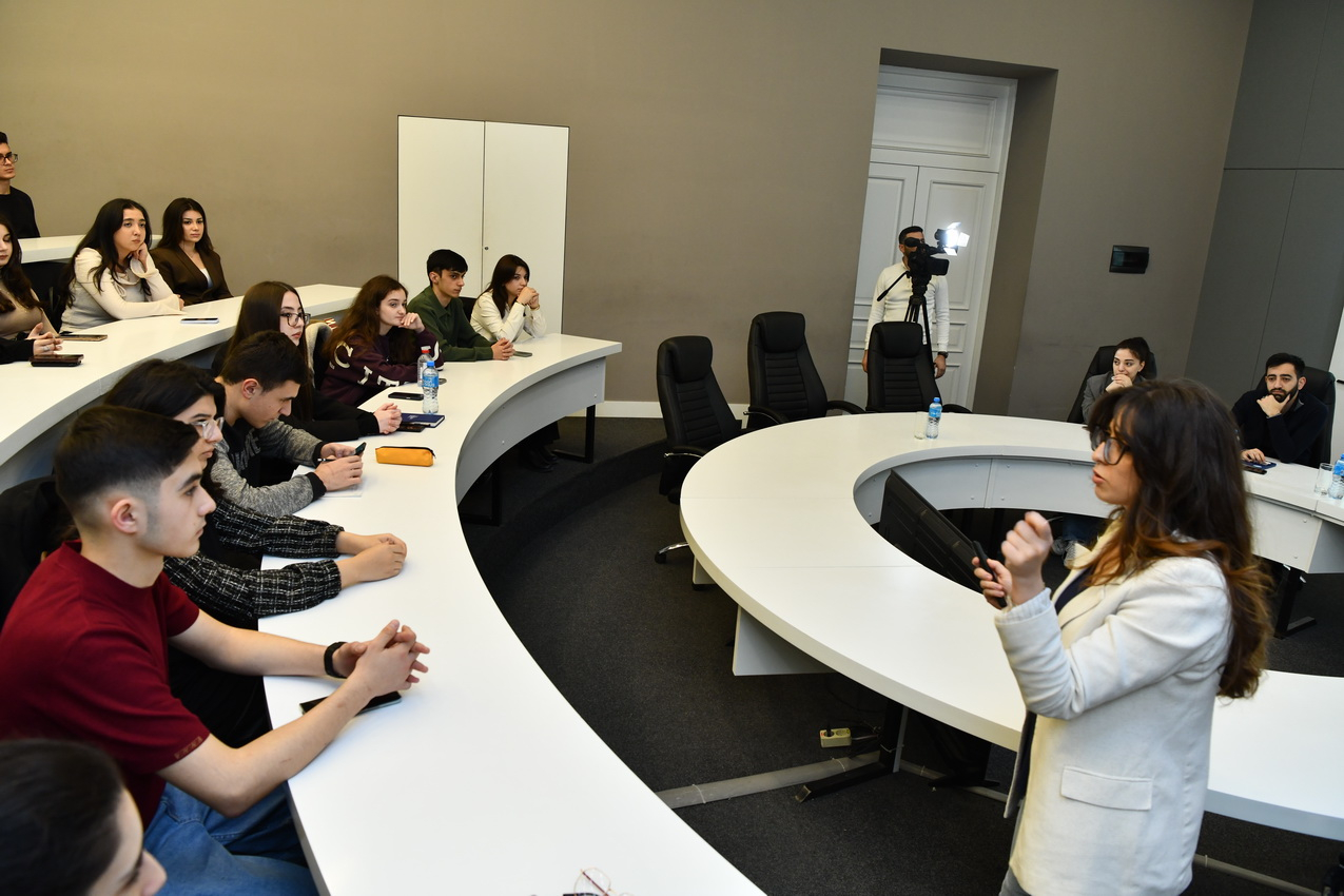 ADNSU-da effektiv kommunikasiya ilə bağlı təlim keçirilib