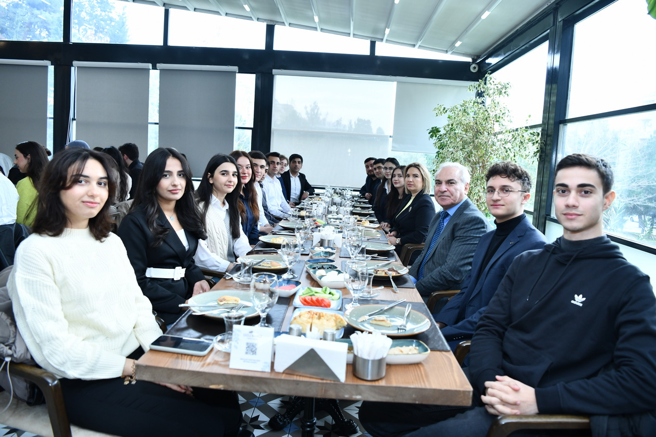 ADNSU rektoru 100 uğurlu tələbə ilə görüşüb