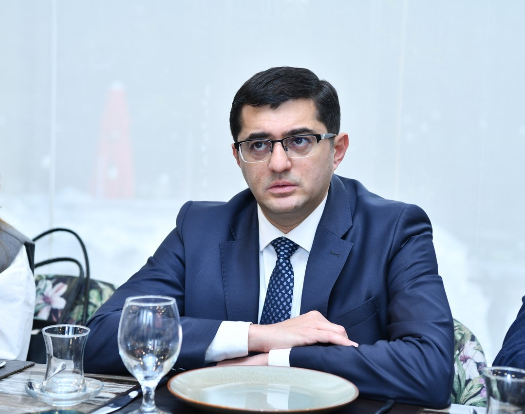 ADNSU rektoru 100 uğurlu tələbə ilə görüşüb