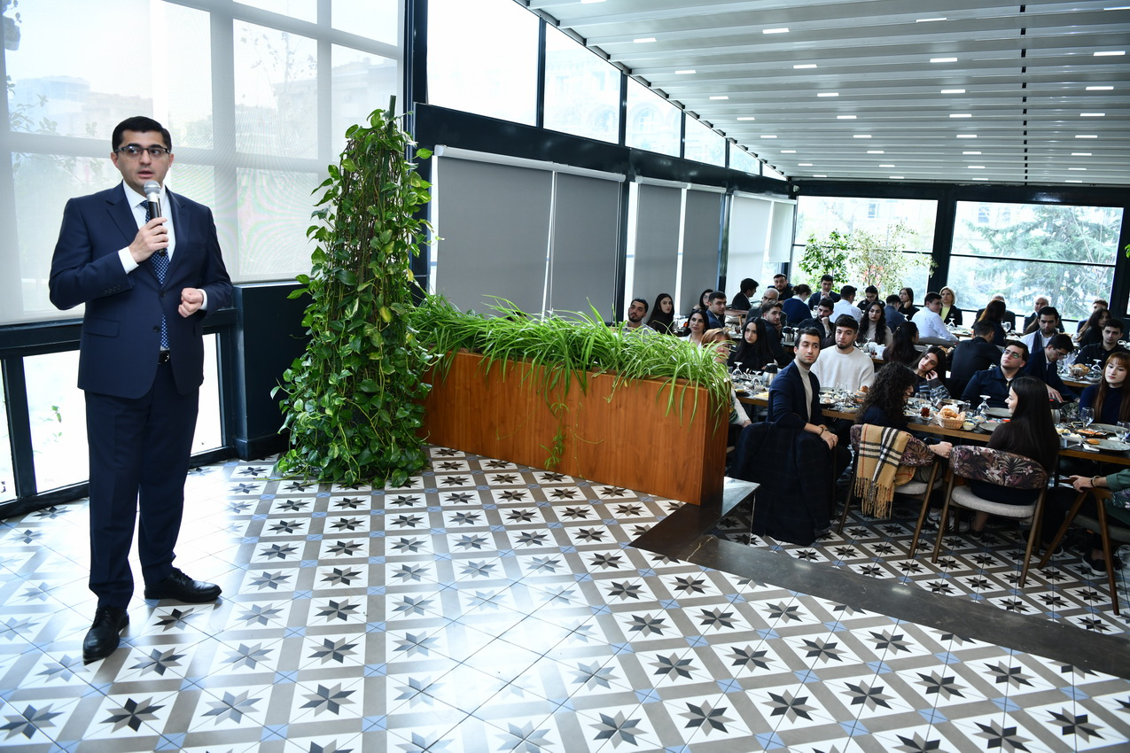 ADNSU rektoru 100 uğurlu tələbə ilə görüşüb