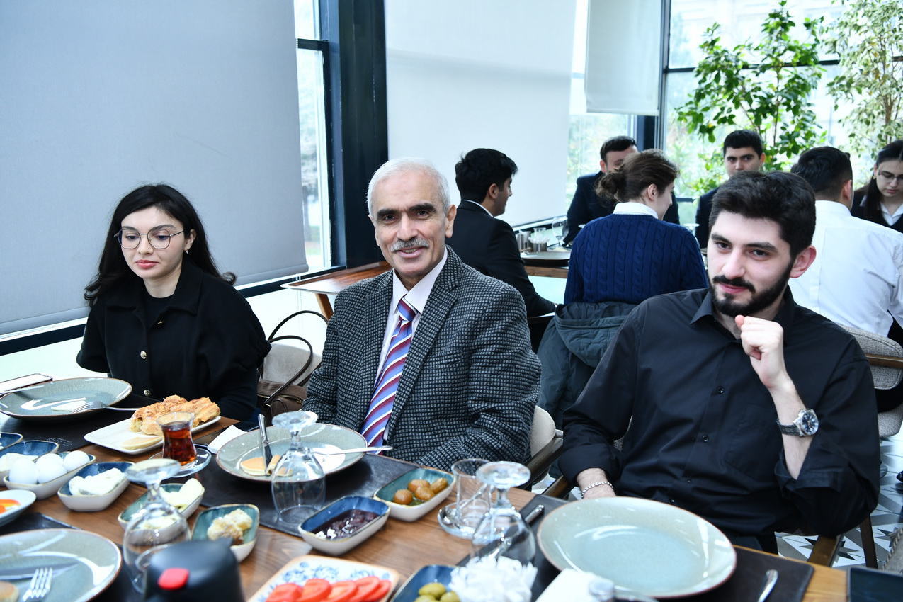 ADNSU rektoru 100 uğurlu tələbə ilə görüşüb