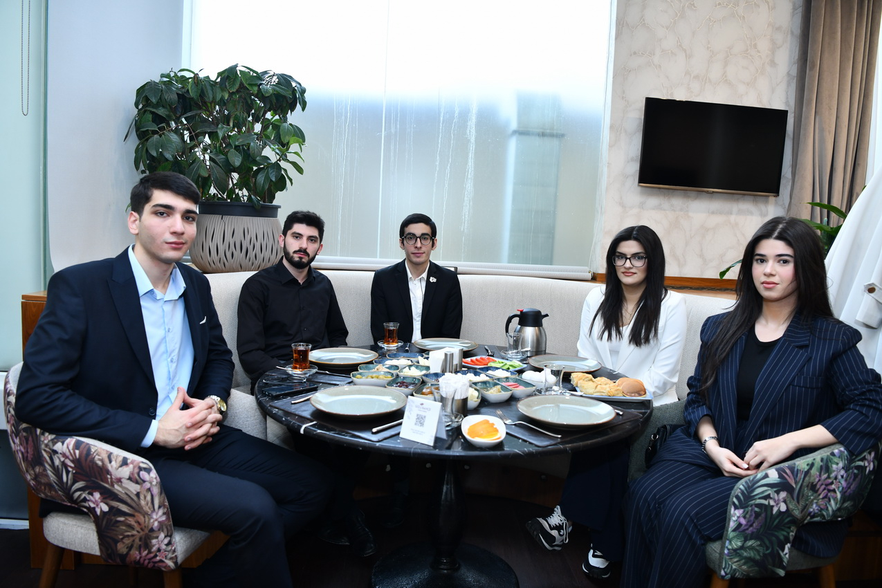 ADNSU rektoru 100 uğurlu tələbə ilə görüşüb