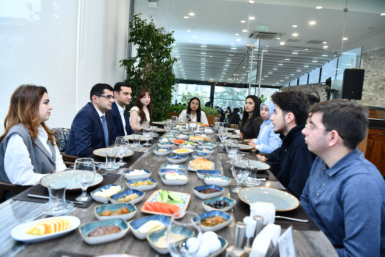 ADNSU rektoru 100 uğurlu tələbə ilə görüşüb