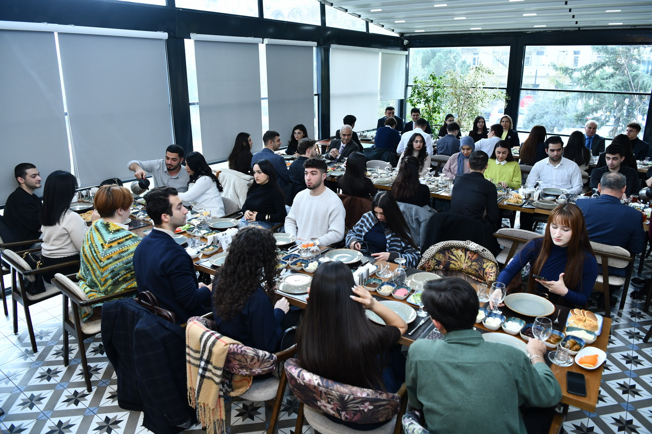 ADNSU rektoru 100 uğurlu tələbə ilə görüşüb